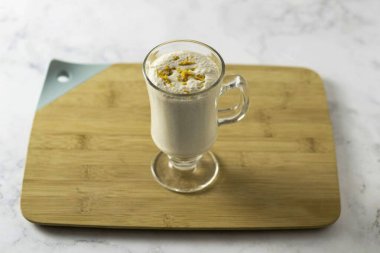 İçkiyi sıcak bir kaba dök. Üstünde portakal tadı olan garnitür..