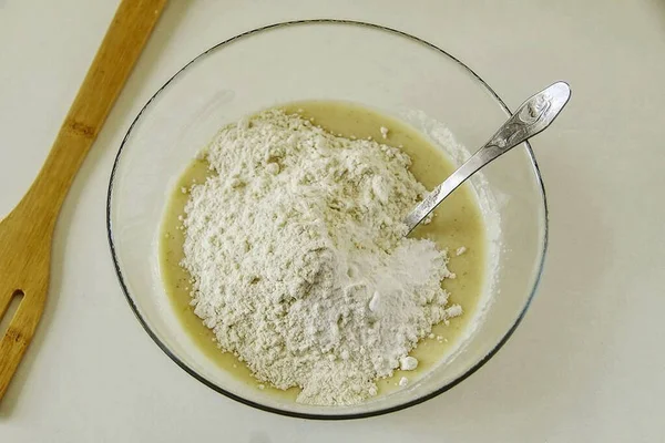 小麦粉を加え 卵の混合物にソーダを焼く — ストック写真