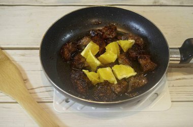 Turuncu küpleri ekle ve biraz daha kaynat..