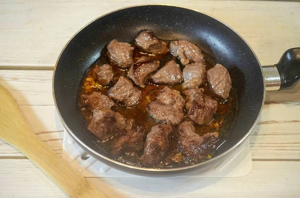 Devuelva Carne Sartén Cocine Fuego Lento Hasta Que Esté Tierna —  Fotos de Stock