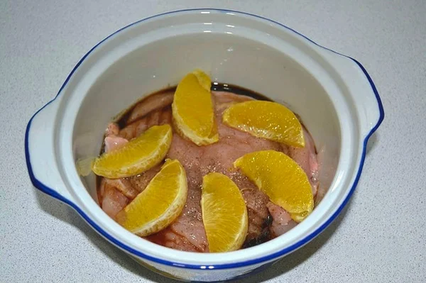 Coloque Metade Uma Assadeira Você Pode Espremer Suco Várias Fatias — Fotografia de Stock