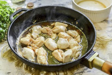 Tavada sebze yağı ısıt, tavuk parçaları ekle ve her iki yanında iki dakika kızartma yap. Şimdi sosu tavaya ekle..