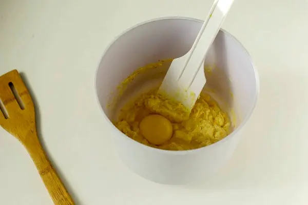 Προσθέτουμε Αυγό Στο Δοχείο Υπόλοιπα Υλικά — Φωτογραφία Αρχείου