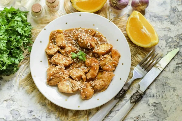 用橙汁做的中式鸡肉准备好了 用橙汁做的鸡肉在中文里被证明是非常明亮的 丝状的酱汁实际上包裹着鱼片 上菜时 你可以把芝麻种子撒在盘子里 开胃的鸡肉 — 图库照片