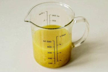 Sonra 400 ml yapmak için bir ölçü kabıyla su ekle..