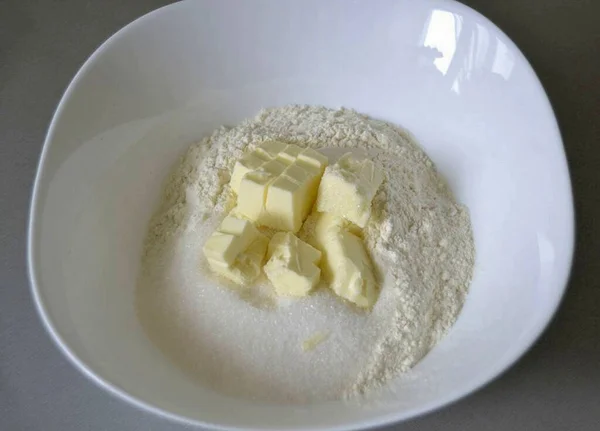 小麦粉 冷たいバター 90グラムの砂糖をパン粉に粉砕する — ストック写真