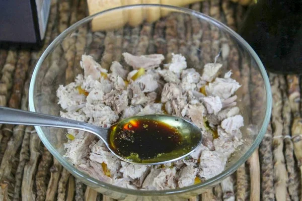 Salat Mit Pflanzenöl Würzen Sojasauce Und Schwarzem Pfeffer Hinzufügen — Stockfoto