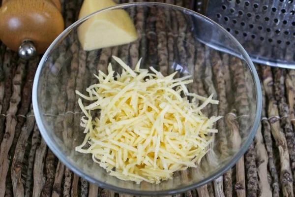 Quindi Aggiungere Formaggio Grattugiato Alla Ciotola — Foto Stock