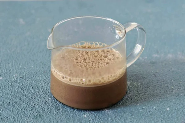 Aggiungere Bollitore Sciroppo Arancia Cacao Mescolare Bevanda Versare Cacao Bicchiere — Foto Stock