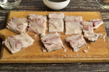 Uskumruyu soy, kafayı, kuyruğu, sırtı çıkar. Balığı parçalara ayır..