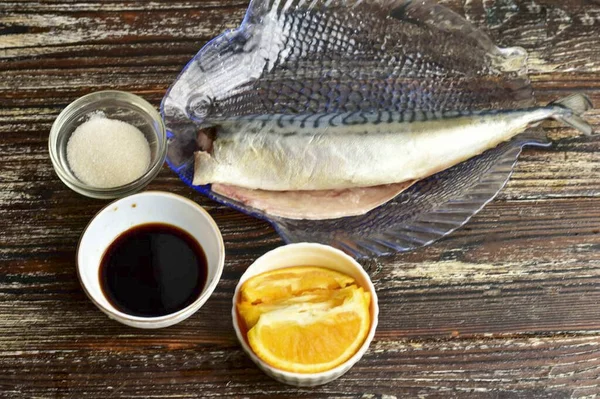 醤油でマリネしたサバを調理するために必要なすべての成分を準備する — ストック写真