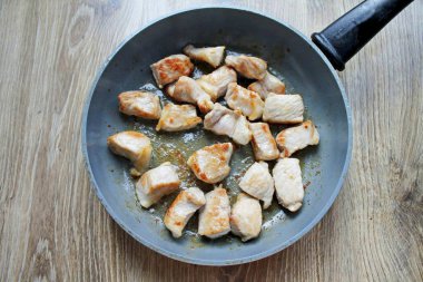 Bir dakika bile dokunmadan kızart. Sonra kızart, karıştır, ta ki her tarafı kahverengileşene kadar..