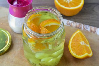 Böğürtlenlerin üzerine kaynar su dökün ve 10 dakikalığına kapakla ayrılın..