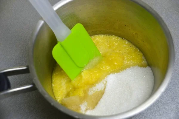 Transfer Jeruk Dan Apel Pulp Saucepan Tambahkan Setengah Dari Gula — Stok Foto