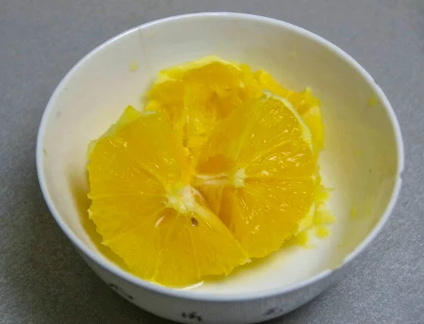 Удалите Мякоть Второй Половины Апельсина — стоковое фото