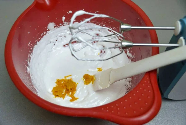 Whisk Putih Telur Dan Gula Sampai Puncak Perusahaan Menambahkan Semangat — Stok Foto