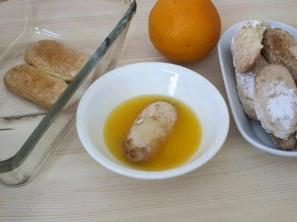 Tome Una Forma Rectangular Profunda Sumerge Las Galletas Savoyardi Alternativamente — Foto de Stock