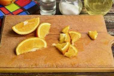 Sonra portakalın yarısını dilimlere ayır..