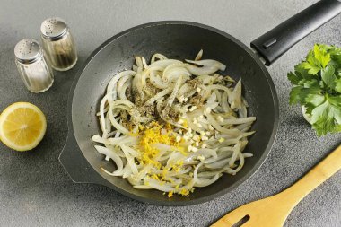 Sonra tuzu, tadı için biberi, limonu ve portakalı, sarımsağı ve kekiği ekleyin. Birkaç dakika daha pişirmeye devam et..