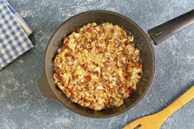 Yumurta taneleri oluşturmak için spatulayla güçlü bir şekilde karıştır..