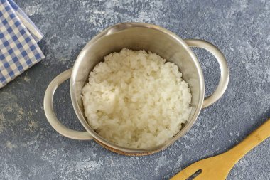 Aynı anda tuzlu suda pirinç kaynatın..