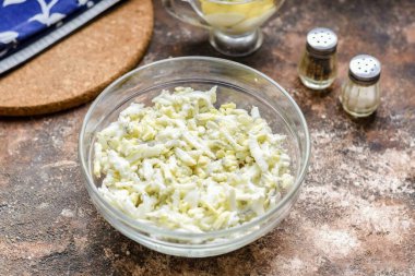 Soğanı bifteğin üstüne koy, sonra orta rende rendelenmiş bir yumurta tabakası koy. Yumurtayı 10 dakika önce tuzlu suda kaynatın..