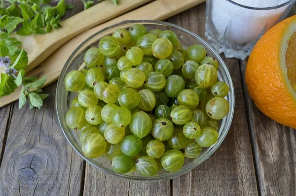 Sort out the gooseberry berries, rinse under running water from dust. Have patience and nail scissors, you need to trim the tails of each berry!