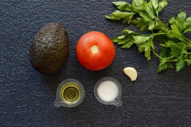 Izgara Avokado yapmak için gereken tüm malzemeleri hazırlayın. Izgaranı önceden ısıt..