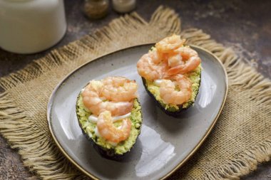 Üzerine biraz mayonez serp ve karidesleri ayır. Masaya servis yap..