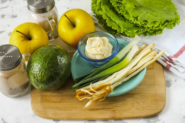 Belirtilen malzemeleri hazırlayın. Elmayı salatada sevmiyorsan, yerine haşlanmış tavuk yumurtası koy..