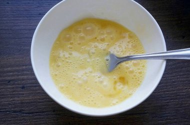 Yumurtaları küçük bir kaseye koy, bir tutam tuz ekle, çatalla veya çırpıcıyla çırp..