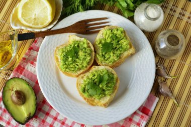 Avokado ve sarımsaklı böyle lezzetli ve lezzetli sandviçler akşam yemeğinizi ya da tatil masanızı süsleyecek. Sarımsak avokadoyu mükemmel tamamlıyor! Afiyet olsun.!