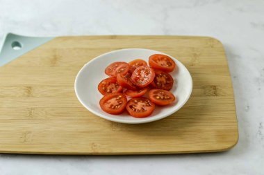 Kiraz domateslerini dilimlere ayır..