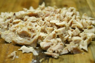 Haşlanmış (kızartılmış, kızartılmış) tavuk parçalara ayrıldı.