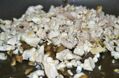 Tavuğu tavaya koy ve karıştır..