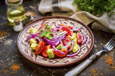 Avokado ile diyet salatası her diyete ve düzgün beslenmeye bağlı insanlar için uygundur. Böyle bir salata basit ve çabuk hazırlanır. Salata et, kümes hayvanı veya balık için idealdir. Afiyet olsun.!