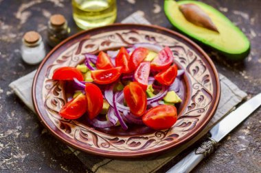 Domatesleri durula ve dilimle, salataya ekle..