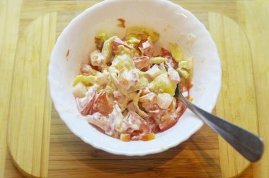 Her şeyi ve mevsimi ketçap ve mayonezle karıştır..