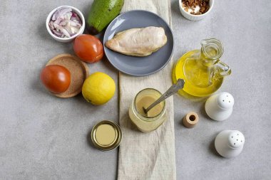 Sargıyı hazırlayarak başla. Bunu yapmak için, kullanışlı bir kavanoza zeytinyağı dökün, hardal ve bir çorba kaşığı limon suyu ekleyin. Tuz ve biberli mevsim, kapağı tekrar vidalayın ve birkaç kez güçlü bir şekilde sallayın ta ki....