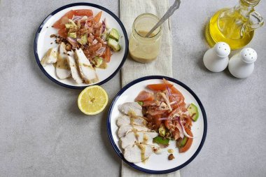Salatayı iki kaseye böl, kenarından tavuk dilimleri ekle ve sosu salatanın üzerine dök. Kızarmış pastırmayı salatanın üstüne serpin ve hemen servis yapın..
