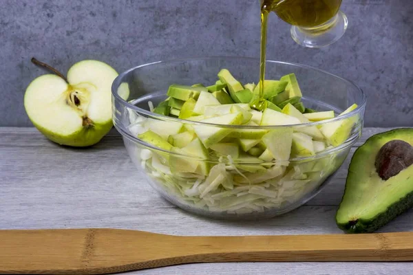 Rocía Manzana Aguacate Con Jugo Limón Sazonar Ensalada Con Aceite —  Fotos de Stock