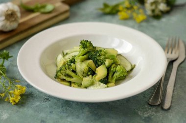 Brokoli ve avokado salatası hazır. Günlük menüyü mükemmel bir şekilde çeşitlendirebilecek. Basit ve çabuk hazırlanır, ve sadece lezzetli değil, aynı zamanda sağlıklı da olur! Afiyet olsun.!