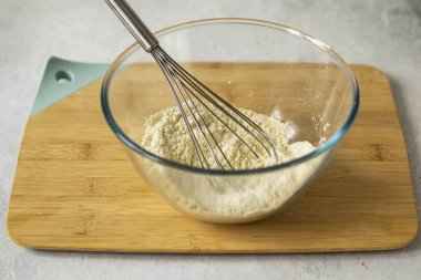 Her iki unu bir kasede birleştir..