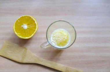 Portakalın yarısından suyu depoya sıkıştır..