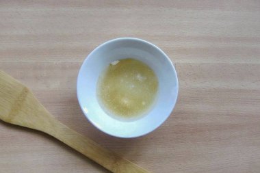 Karıştır ve 10 dakika şişir..