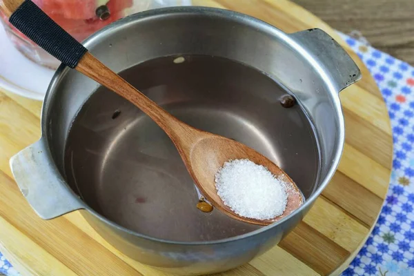 설탕을 시럽을 끓인다 소금도 넣는다 — 스톡 사진
