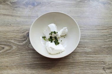 Nane yapraklarını ince ince doğra ve süzme peynir ve tereyağlı bir kaseye koy. Her şeyi iyice karıştır..