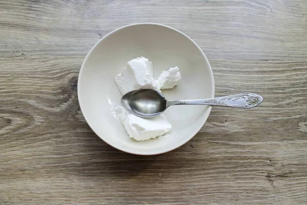 Mettere Formaggio Una Ciotola Versare Olio Oliva — Foto Stock