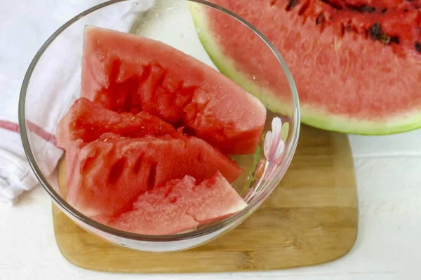 Schneiden Sie Das Fruchtfleisch Der Wassermelone Reinigen Sie Die Kerne — Stockfoto