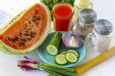 Karpuz Gazpacho yapmak için gereken tüm malzemeleri hazırlayın..